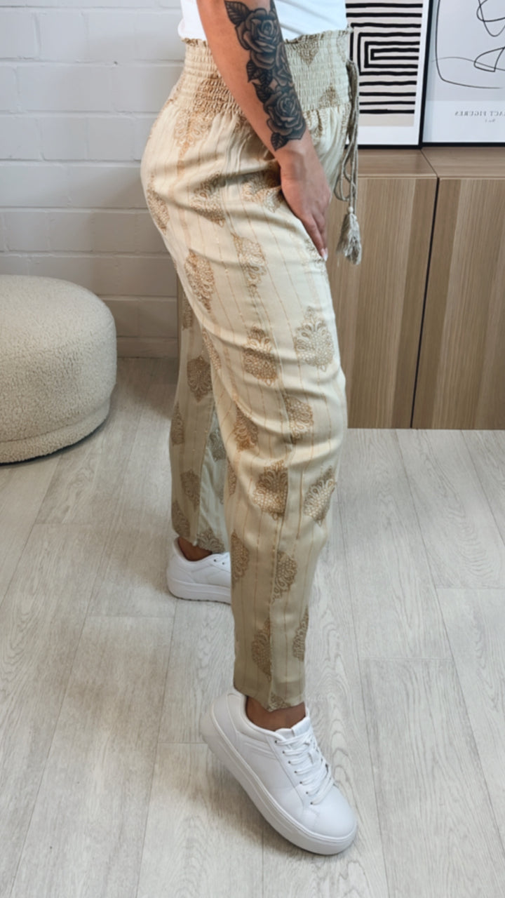 luftige Hose mit goldenen Akzenten / soft salbei Art. 9576