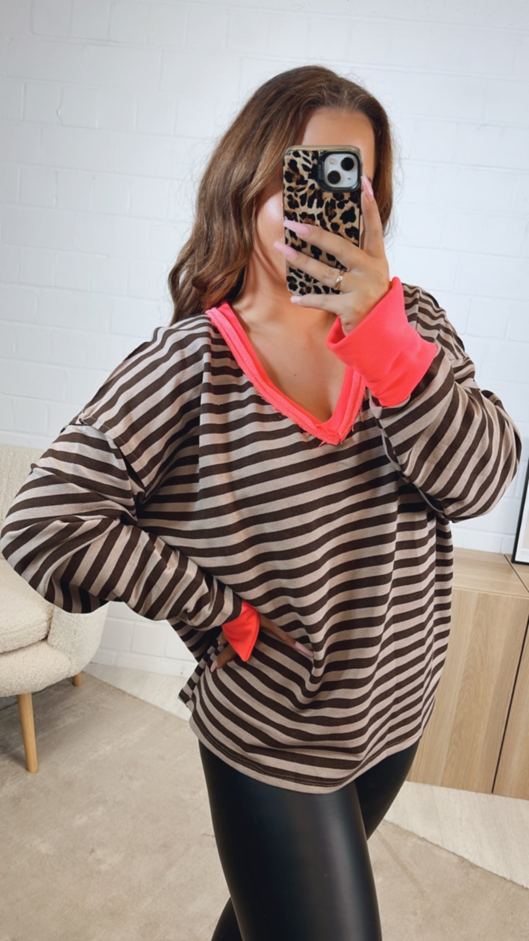 STREIFEN Sweater mit used V-Ausschnitt / braun - taupe - neon pink Art. 12598