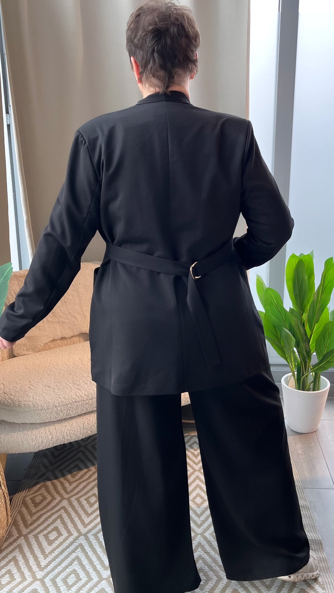 Set aus Blazer mit GÜRTEL und Hose / schwarz Art. 14119