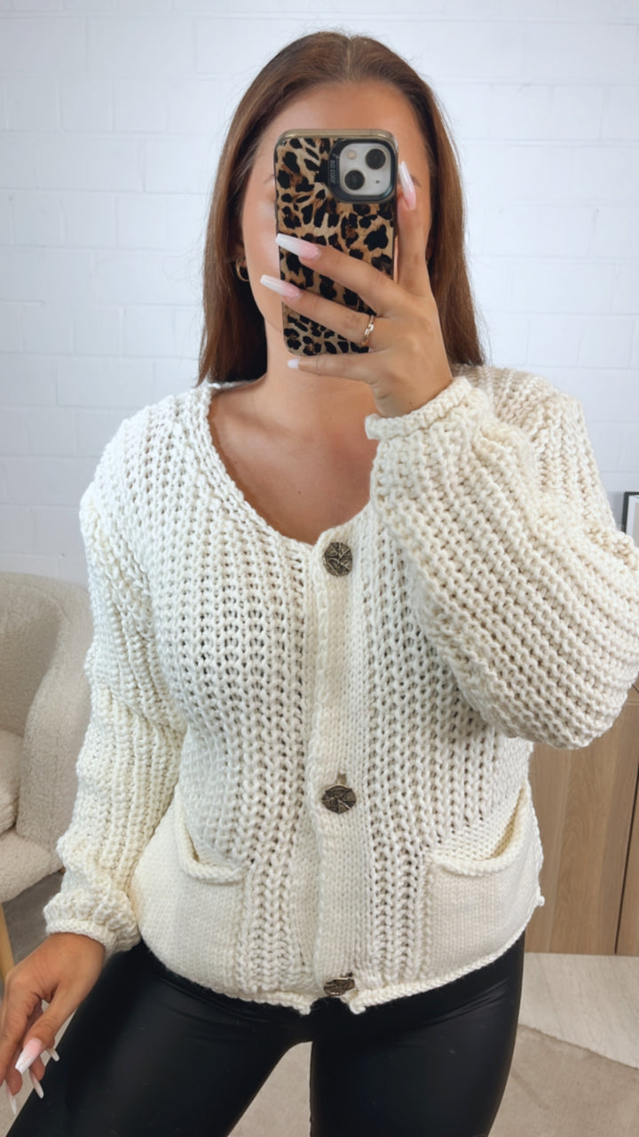 grober, kurzer Strick Cardigan, große Knöpfe, Taschen / wollweiss Art. 12448