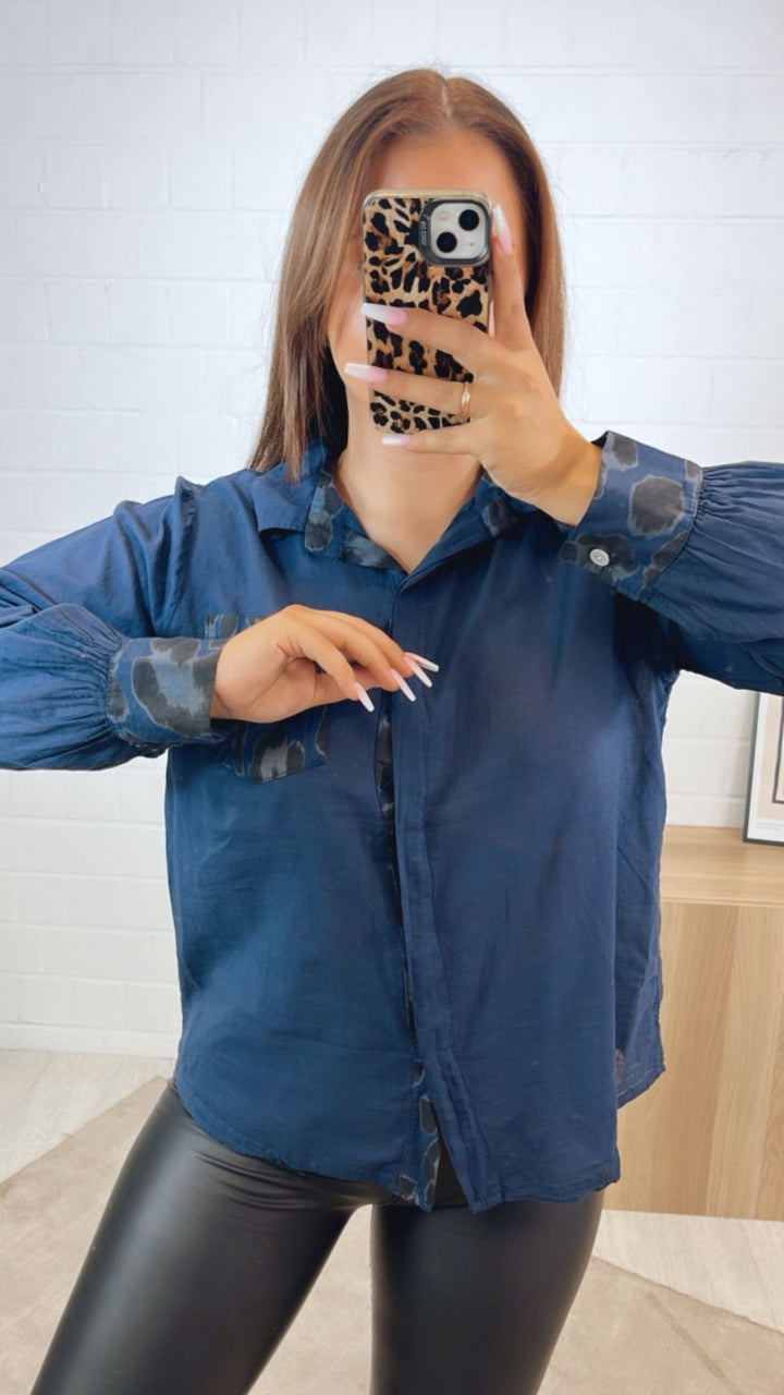 dünne Baumwollbluse, Leo Brusttasche / dunkel blau Art.122329
