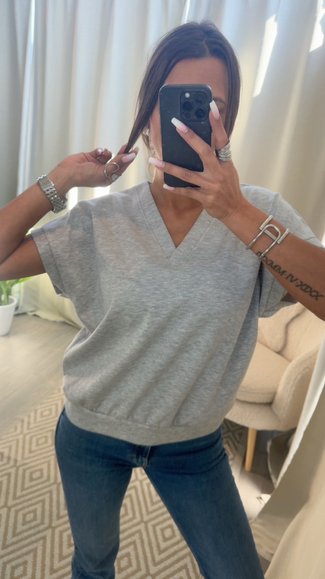 Softes Butter Stoff T-Shirt mit V-Ausschnitt / grau Art.14778