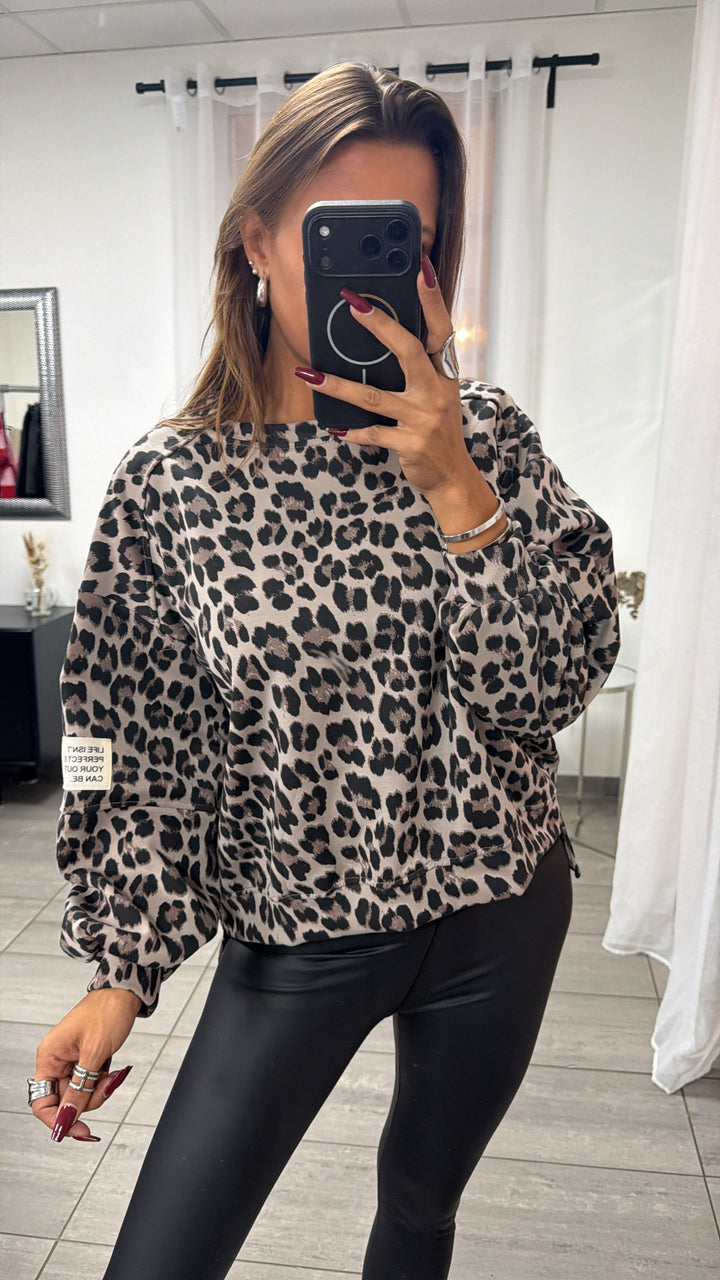 Leo Oversize Sweater mit leichtem Vokuhila Schnitt / light taupe - schwarz - braun Art. 16503