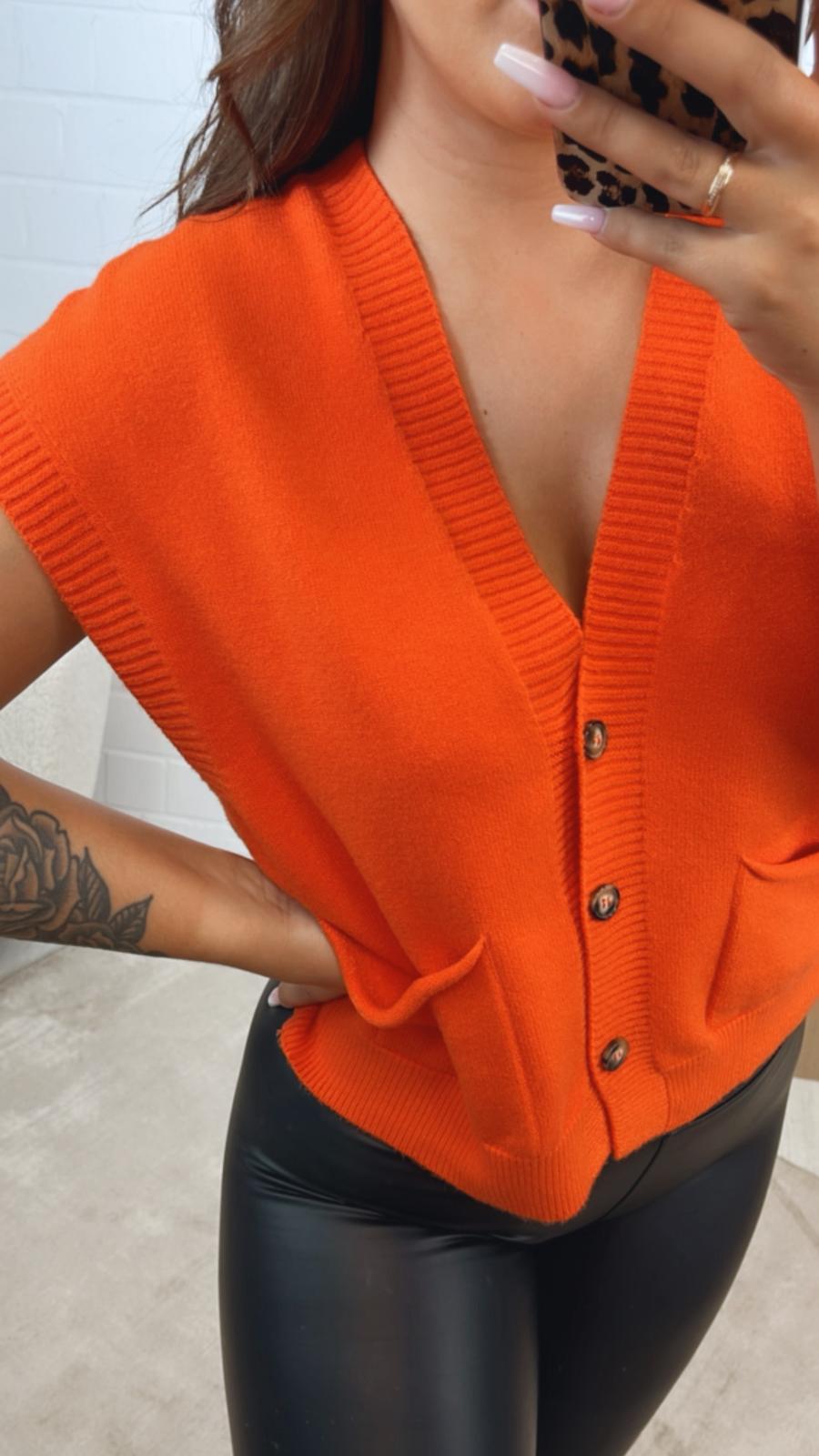 kurze Strickweste mit drei Knöpfen und Taschen / orange Art. 12347