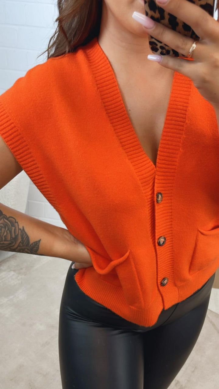 kurze Strickweste mit drei Knöpfen und Taschen / orange Art. 12347