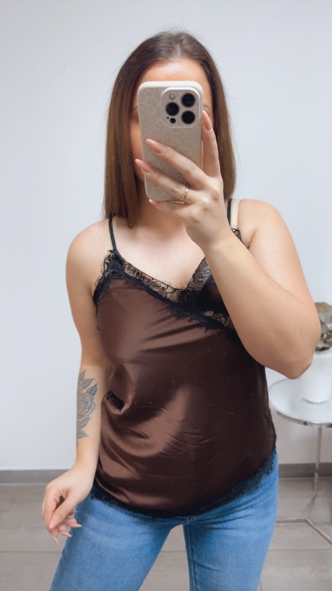 SPITZEN Top in SATIN Optik, asymmetrischer Schnitt / schoko braun - schwarz Art. 13797