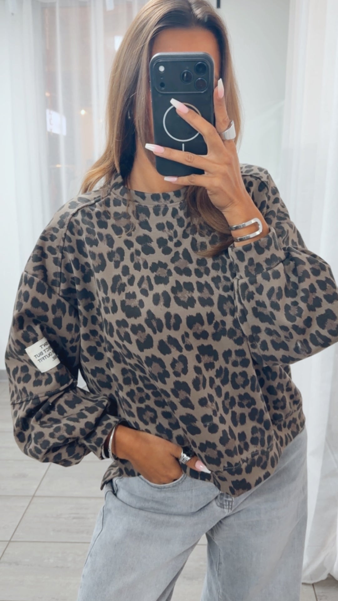 Leo Oversize Sweater mit leichtem Vokuhila Schnitt / taupe - schwarz Art.16280
