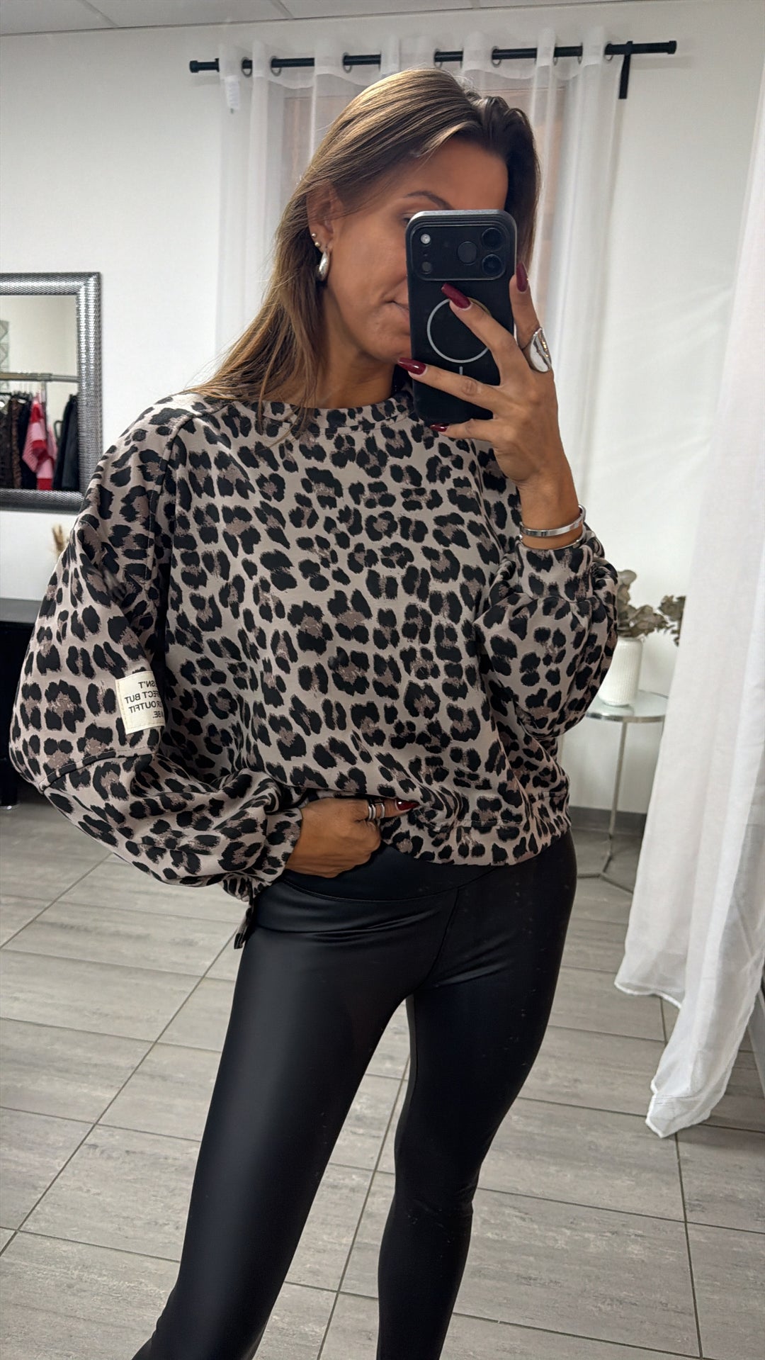 Leo Oversize Sweater mit leichtem Vokuhila Schnitt / light taupe - schwarz - braun Art. 16503