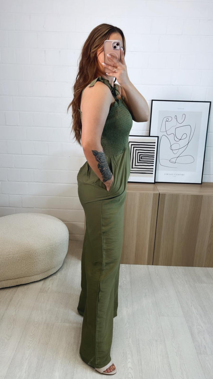langer Jumpsuit mit schnürbaren Trägern / khaki Art. 9717