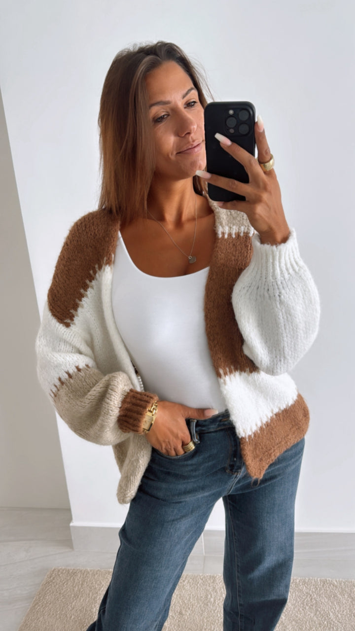 kurzer, mehrfarbiger Strick Cardigan / camel braun - weiss - beige Art. 11056