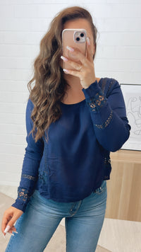 Blusen Oberteil mit Loch Stickerei / marine blau Art. 10691