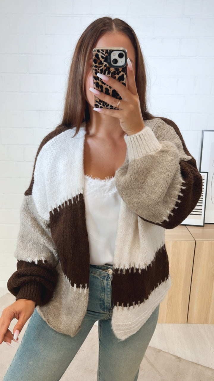 kurzer, mehrfarbiger Strick Cardigan / mokka braun - creme - beige Art. 11204