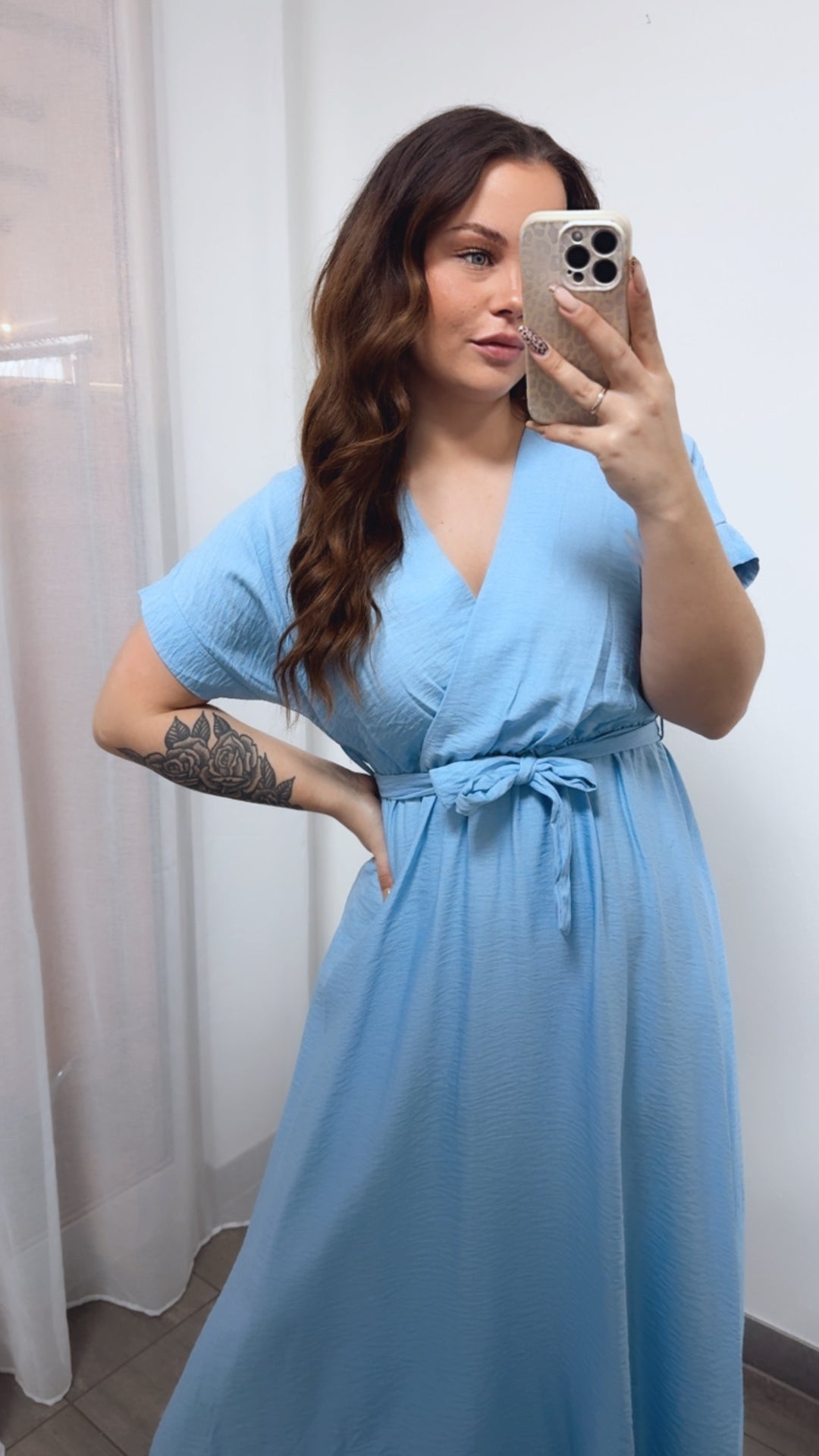 langes Kleid mit kurze Armen, elastische Taille und zum schnüren / hell blau Art. 14304