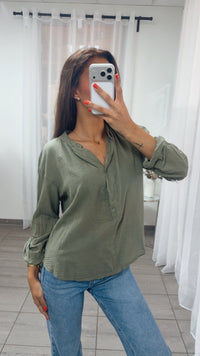 leicht transparente Bluse mit Krempelärmeln / khaki Art. 15976