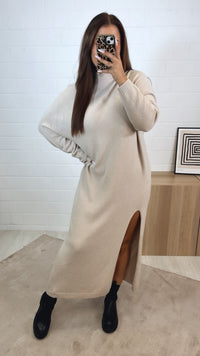 MAXI - feines Strickkleid mit leichtem Stehkragen und Schlitz / beige Art.122340