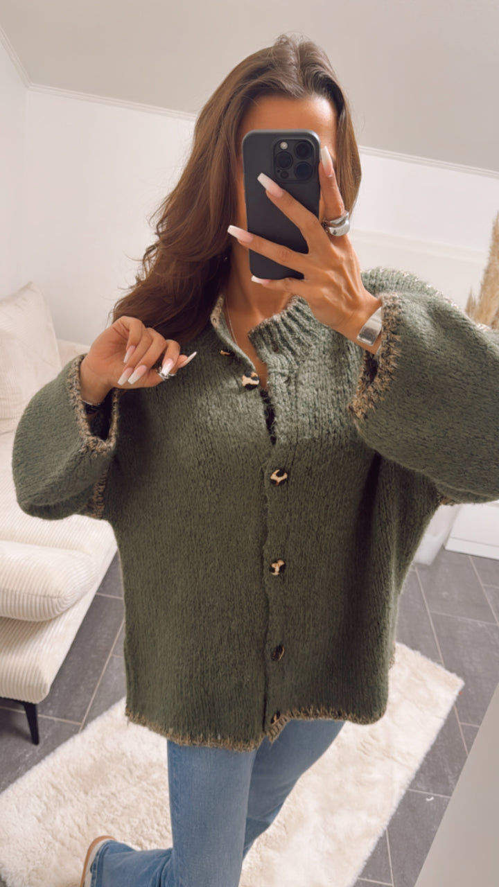 Strick Cardigan mit Leo Knöpfen / dunkel khaki Art. 8989
