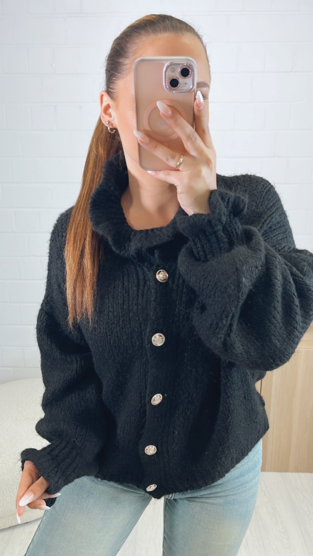 Strick Cardigan mit Volant Kragen, goldene Knöpfe / schwarz Art. 9428