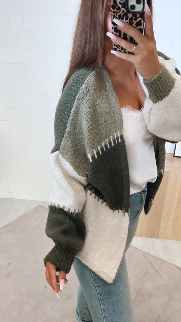 kurzer, mehrfarbiger Strick Cardigan / khaki - creme - grün Art. 11205