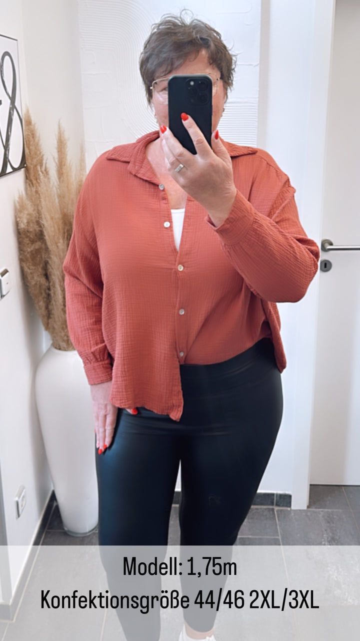 Kurze Oversize Musselin Bluse / dunkle Beere Art. 3157