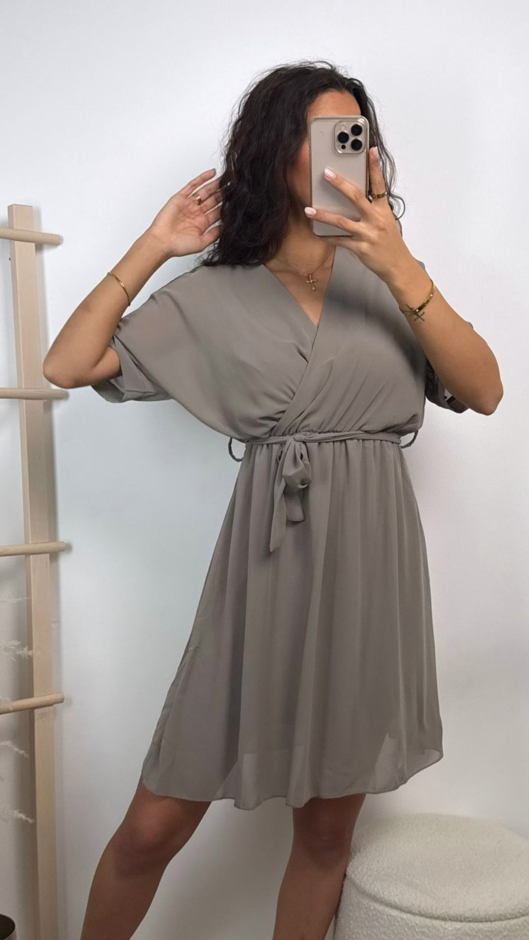 CHIFFON Kleid mit kurzen Ärmeln / taupe Art.15136
