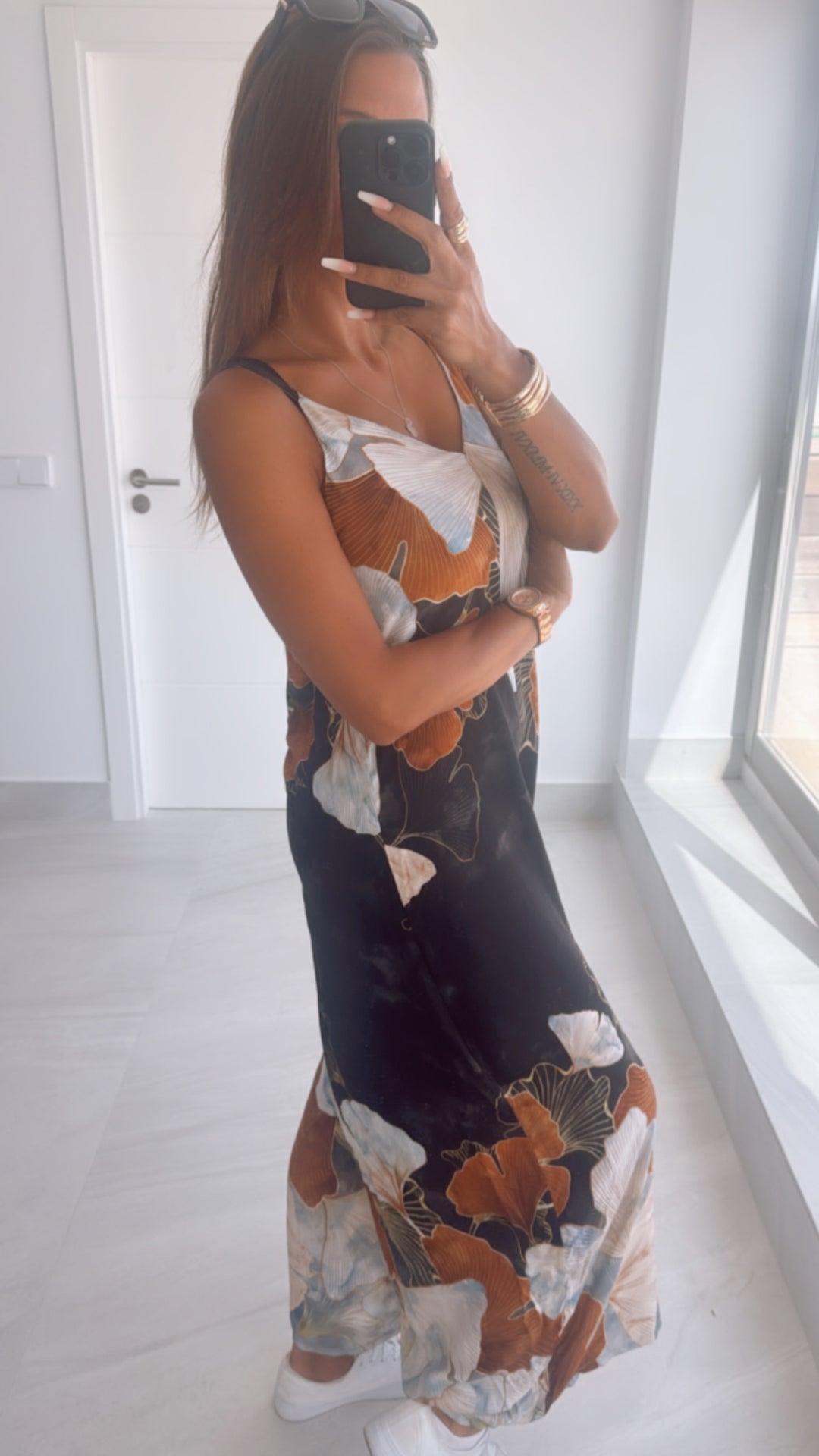 Jumpsuit mit ausgefallenen Blumen / schwarz Art. 10081