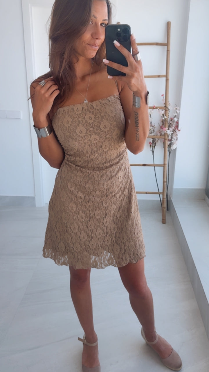 Spitzenbesetztes Kleid mit Spaghetti-Trägern / Cappuccino Art.14866