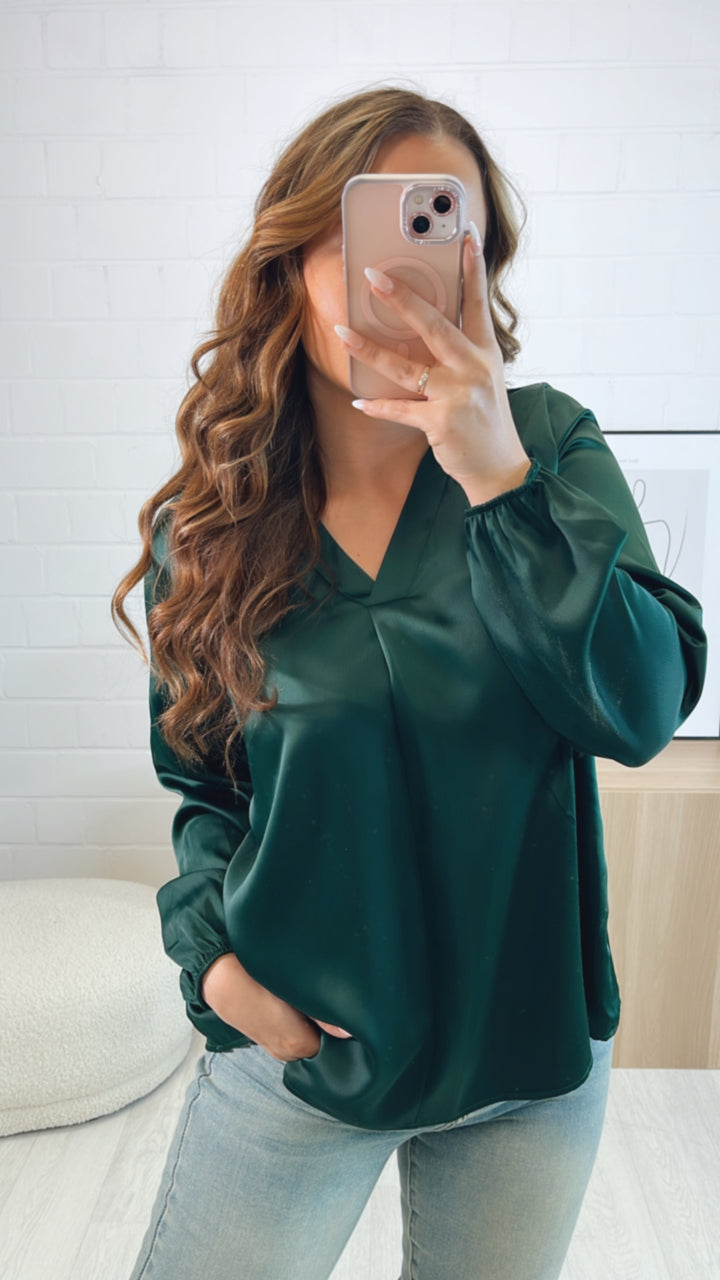 Satin Bluse mit V-Ausschnitt / dunkel grün Art. 9126