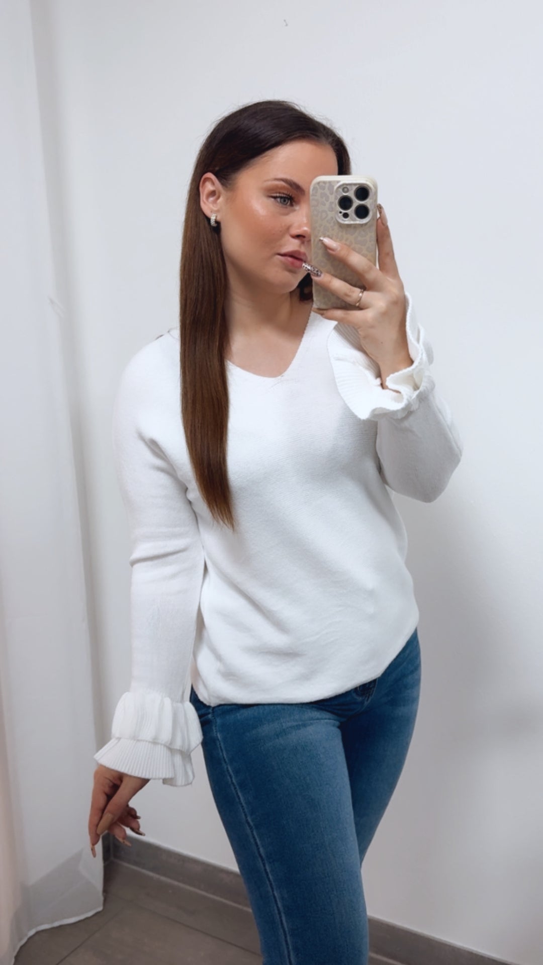 RÜSCHENÄRMEL Leichter Strickpullover mit V-Ausschnitt / woll weiß Art. 14326