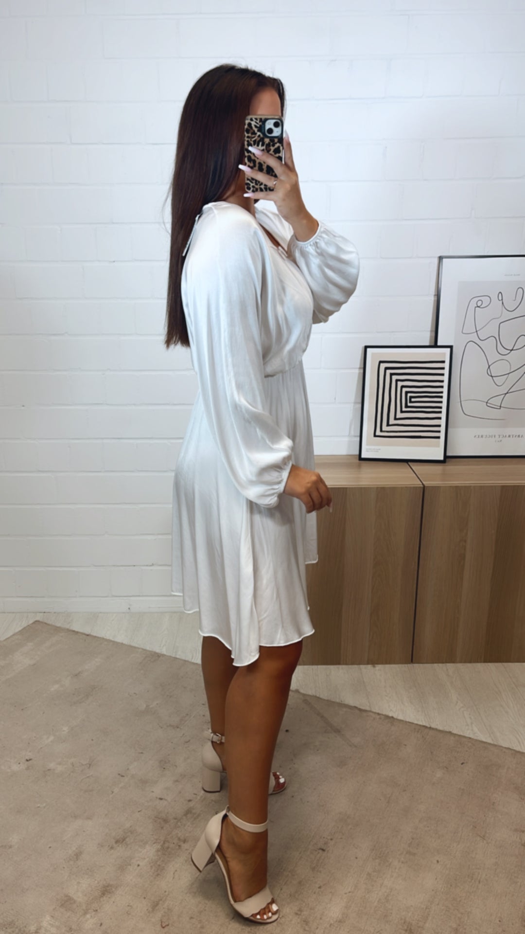 leicht fallendes, schickeres Kleid mit V-Ausschnitt, Seidenoptik / weiss Art. 11252