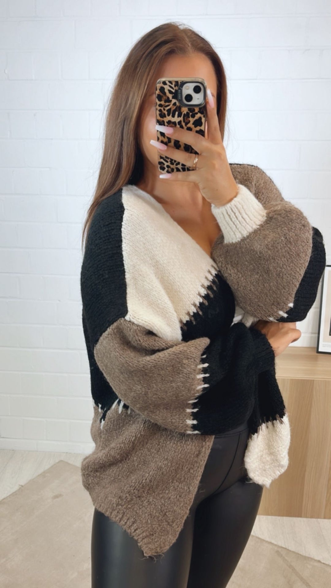 kurzer, mehrfarbiger Strick Cardigan / taupe - woll weiß- schwarz Art.122356