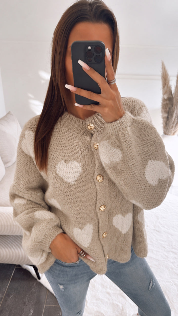 kurzer HERZEN KUSCHEL Strick Cardigan mit goldenen Knöpfen / beige -Creme  Art. 9200