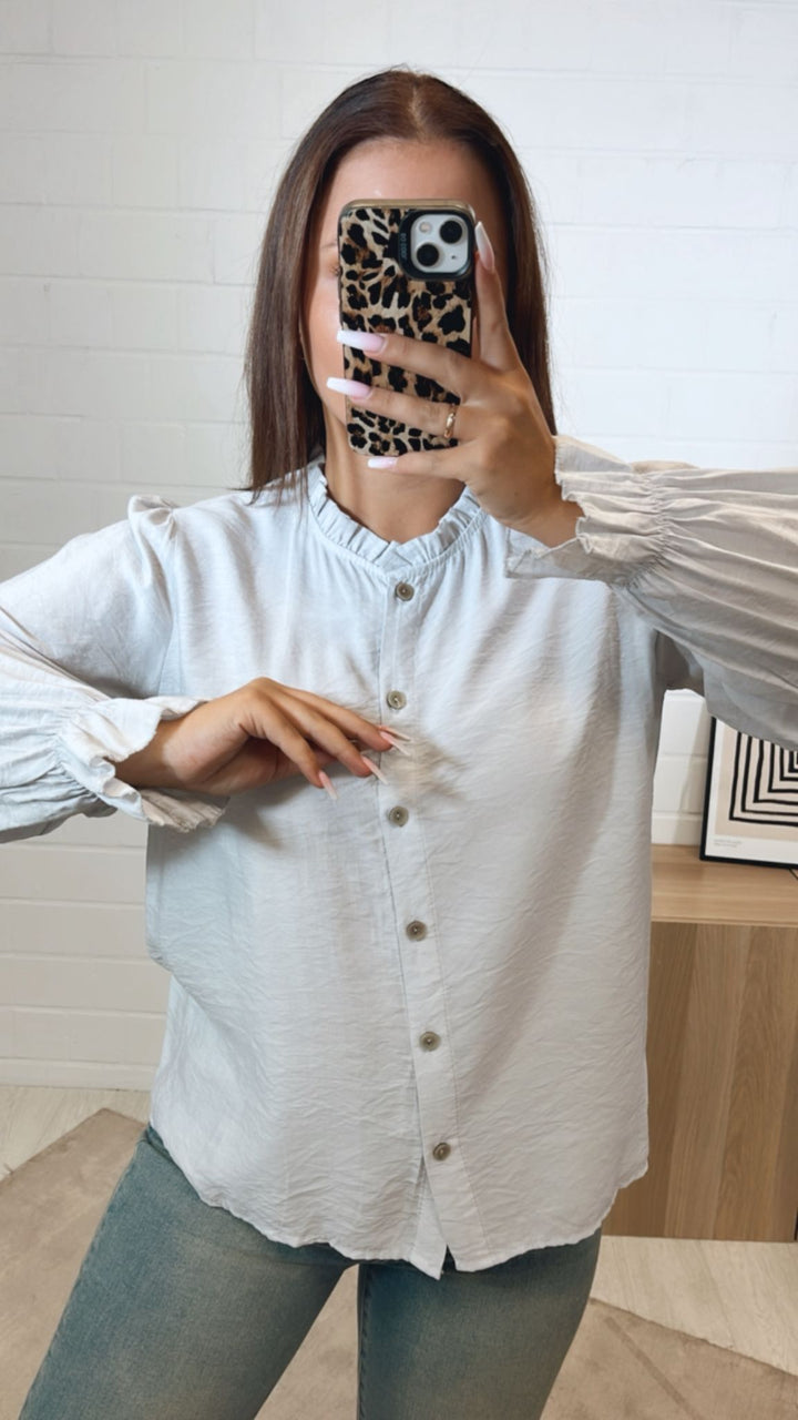 schmale Bluse mit Volant Ausschnitt / hell grau Art. 10787