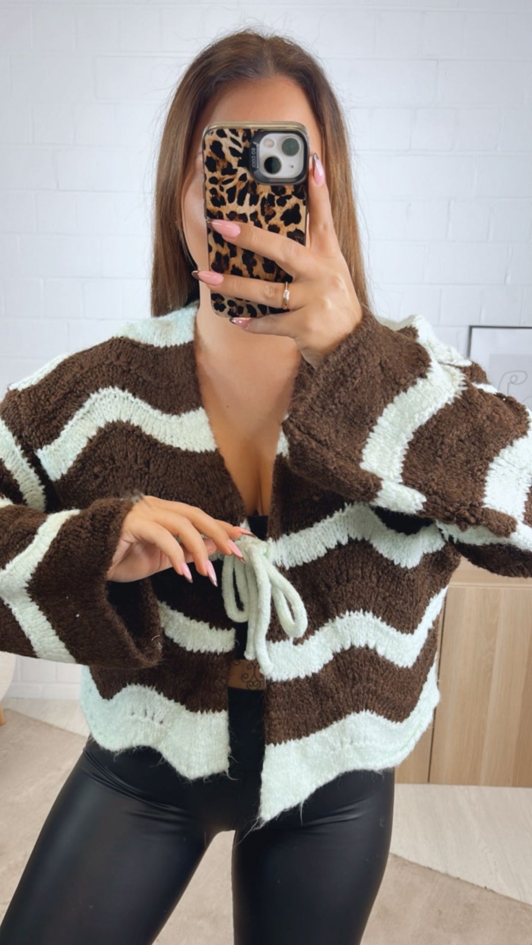 außergewöhnlicher, kurzer Cardigan zum binden, Wellen / dunkel braun - mint Art. 12850