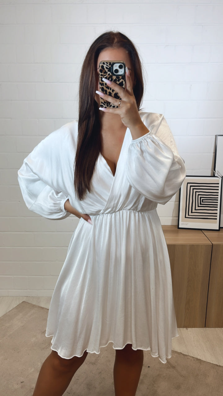 leicht fallendes, schickeres Kleid mit V-Ausschnitt, Seidenoptik / weiss Art. 11252