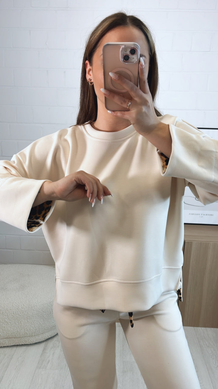 Oberteil/ Sweater mit Leo Highlights  / beige Art. 8385