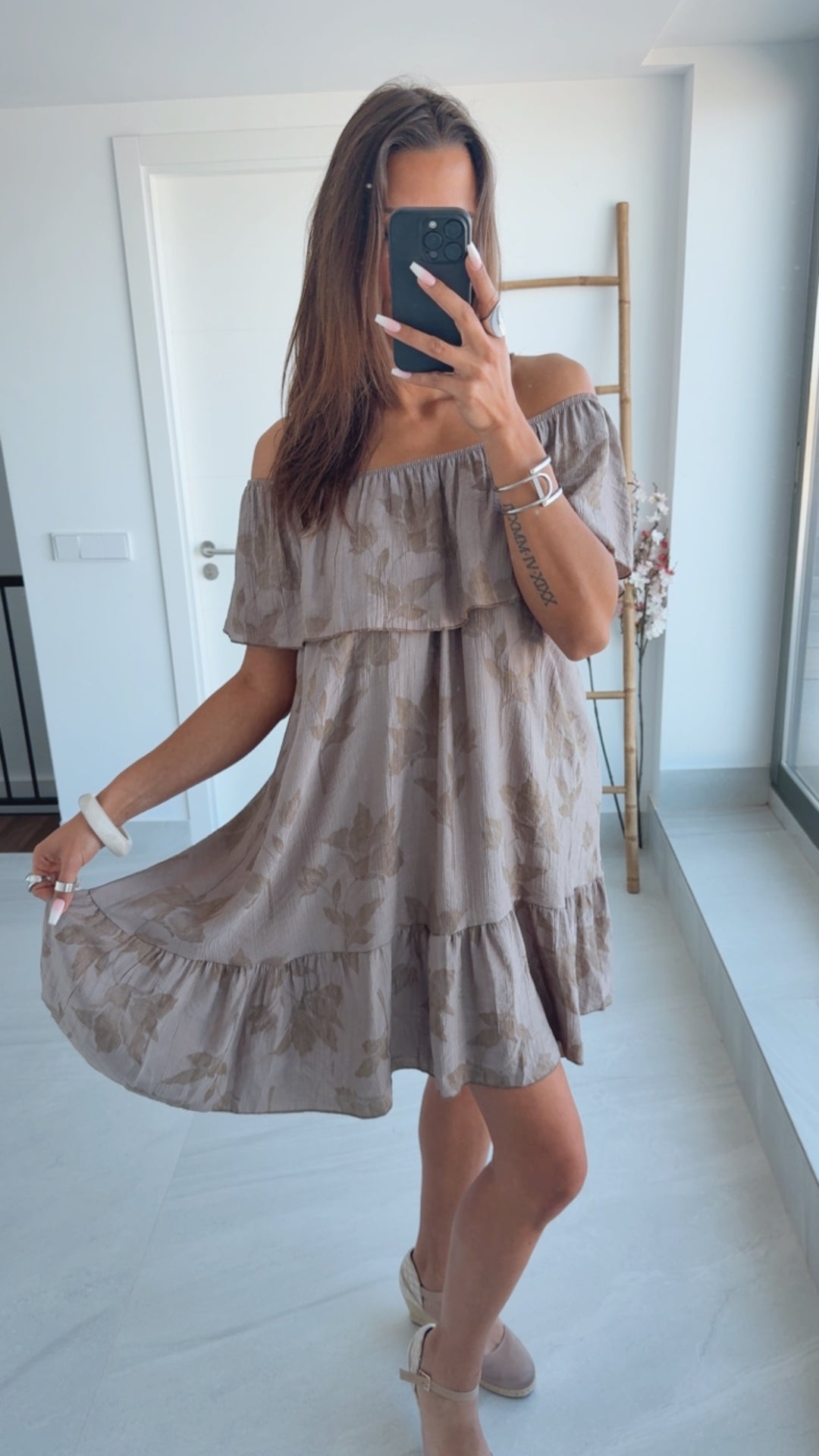 Kleid mit Carmen-Ausschnitt und Blumen Akzenten / taupe Art.14797