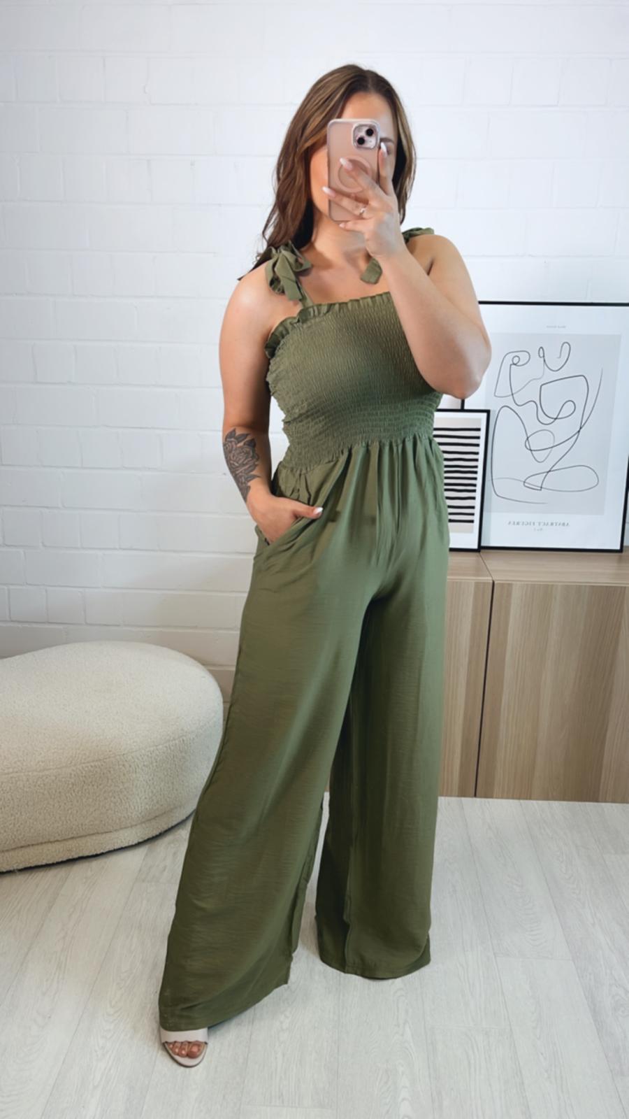 langer Jumpsuit mit schnürbaren Trägern / khaki Art. 9717