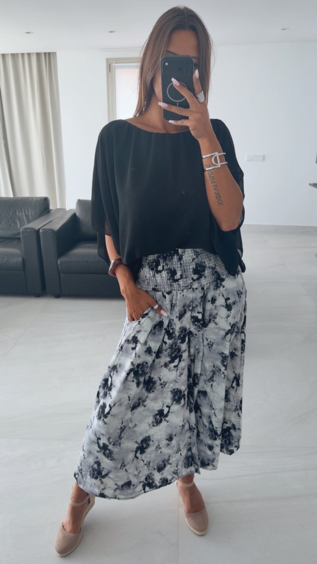 SMOK BUND Midi Palazzo Hose mit abstrakten Print / schwarz - taupe - weiss Art. 15905