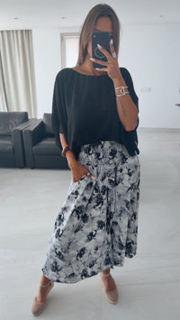 SMOK BUND Midi Palazzo Hose mit abstrakten Print / schwarz - taupe - weiss Art. 15905