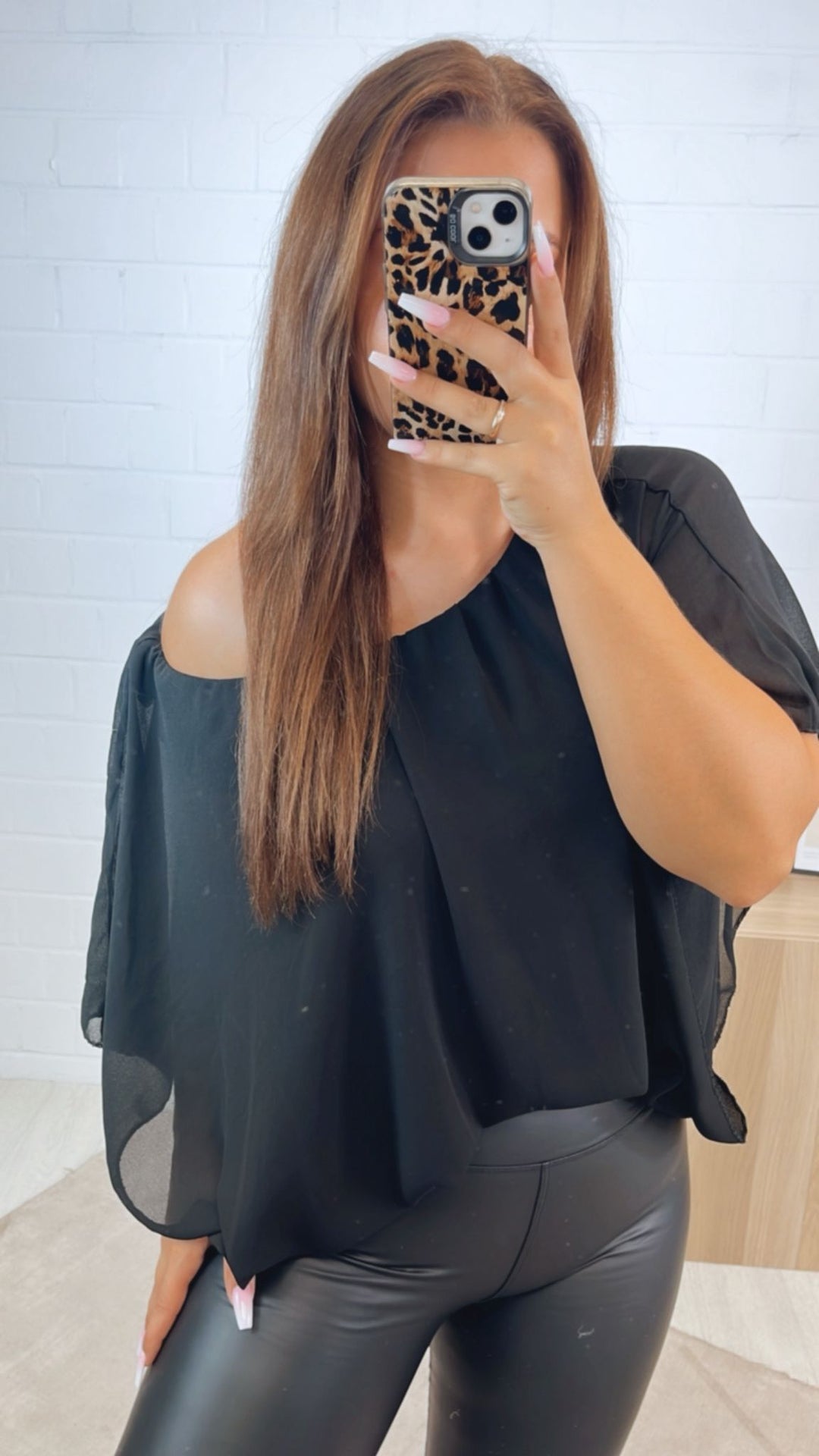 Chiffon Bluse mit locker fallenden Armen / schwarz Art.122311
