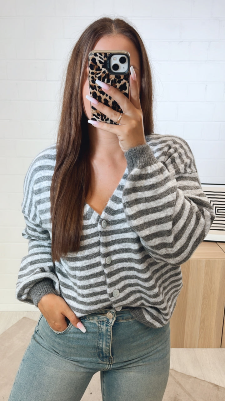 gestreifter Cardigan, Perlmutt Optik Knöpfe / grau - hell grau Art. 11207