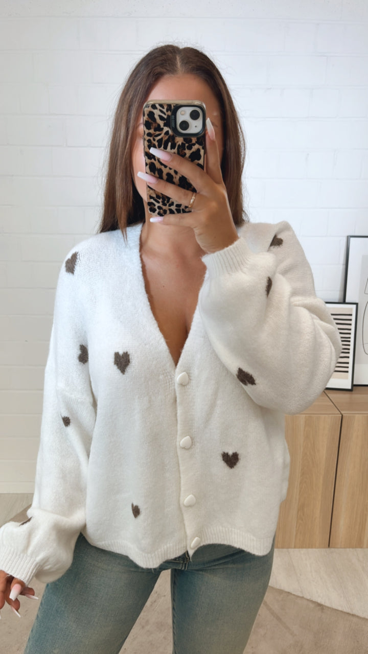 HERZKNÖPFE Cardigan mit Herzen / weiss - taupe Art. 11203