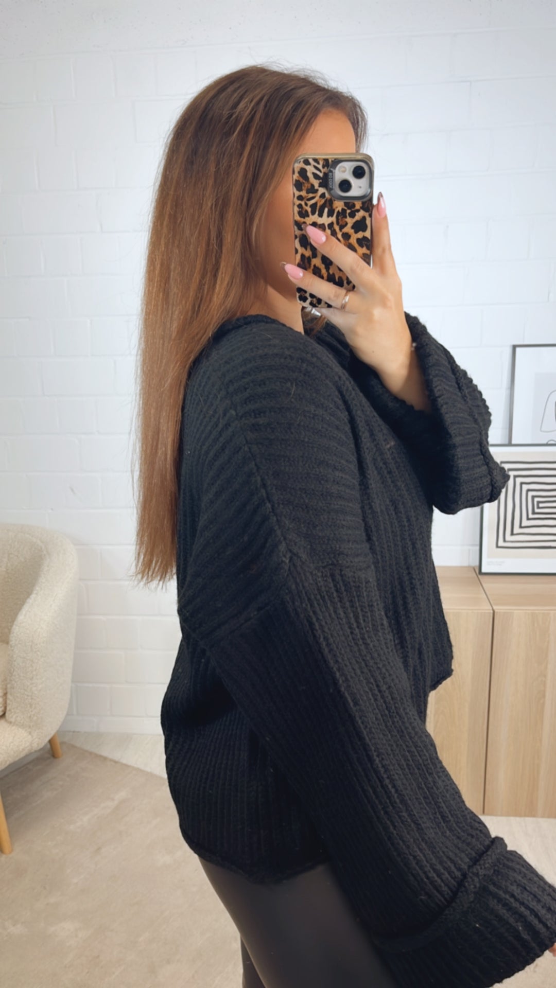 Pullover mit umgeschlagenen Ärmeln / schwarz Art. 12793