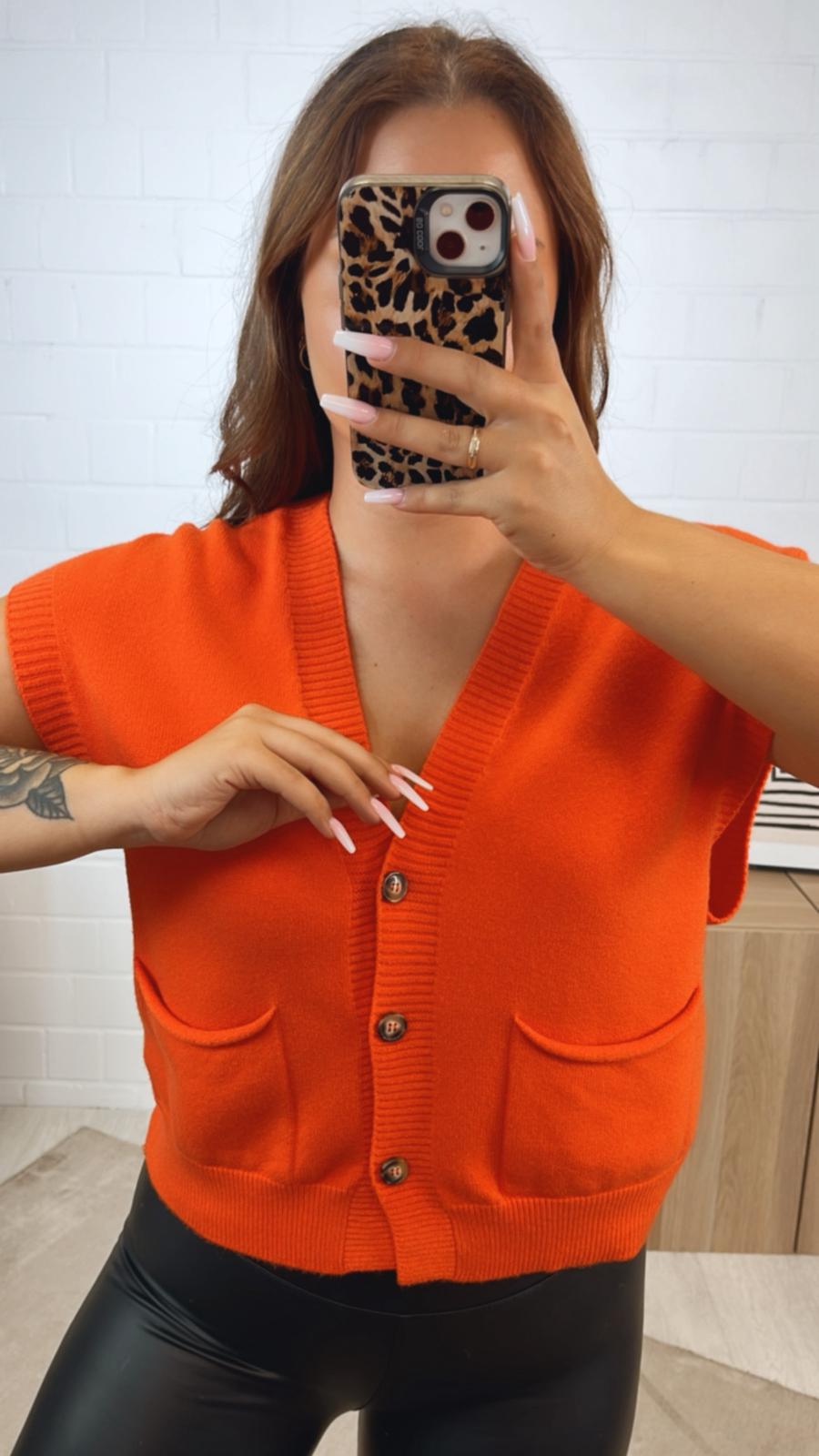 kurze Strickweste mit drei Knöpfen und Taschen / orange Art. 12347