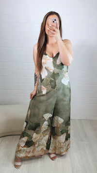 Jumpsuit mit ausgefallenen Blumen / salbei Art. 10084