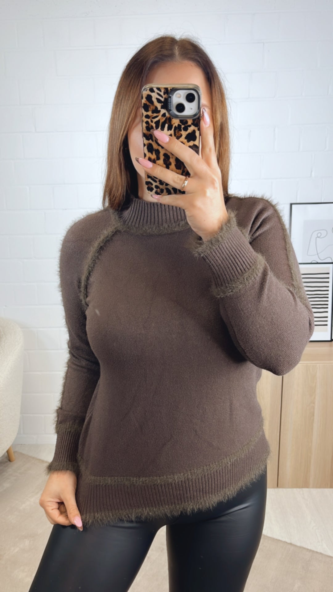 Pullover mit flauschigen Nähten / dunkel braun - braun Art. 13033