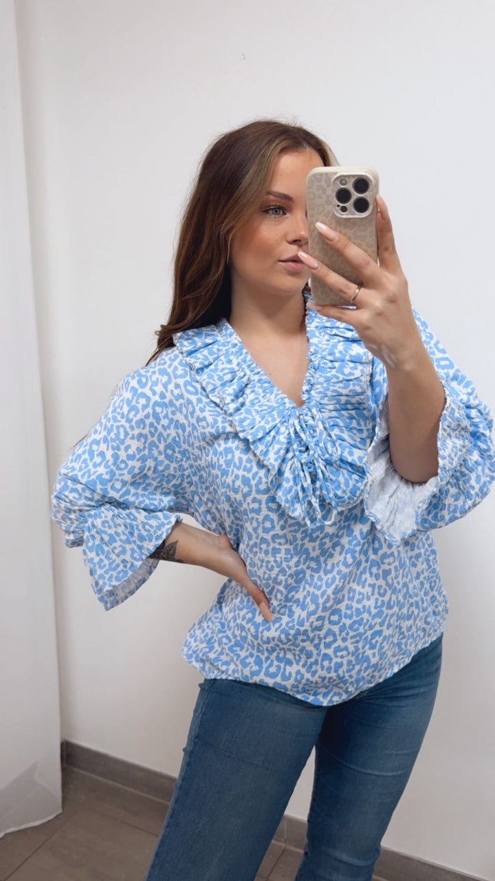 LEO Musselin Bluse mit Volant Ausschnitt / weiss - hell blau Art. 14728