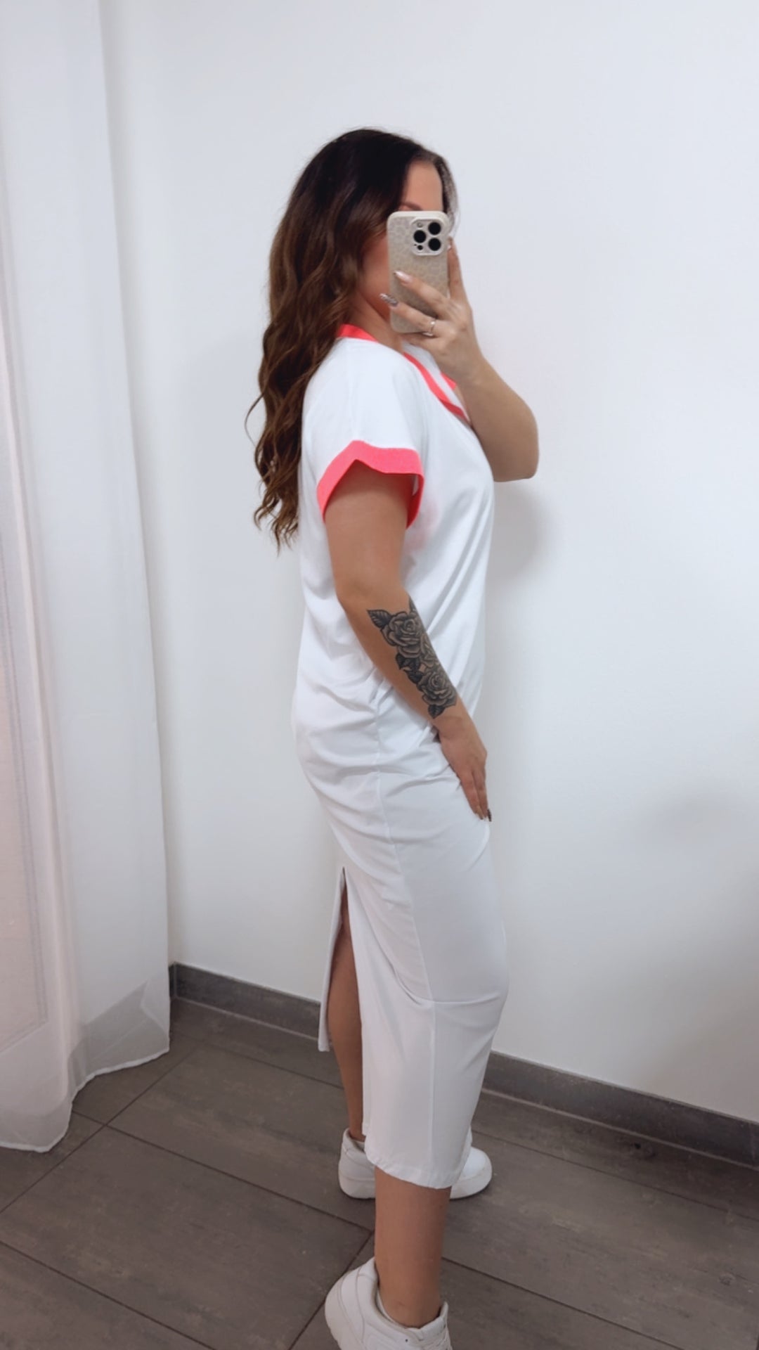 (Maxi-) T-shirt Kleid mit Schlitz auf Rückseite / weiss - neon pink Art. 14369