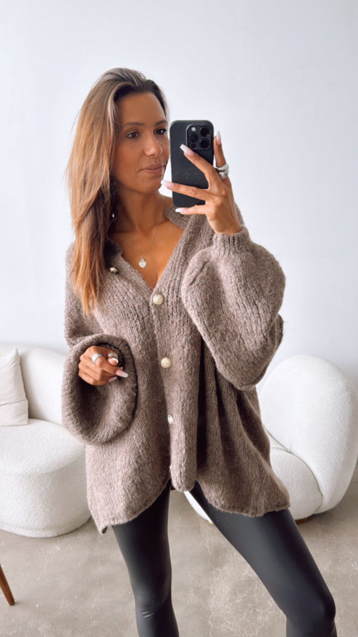 Kuschel Cardigan mit goldenen Knöpfen / aschiges braun Art. 7379