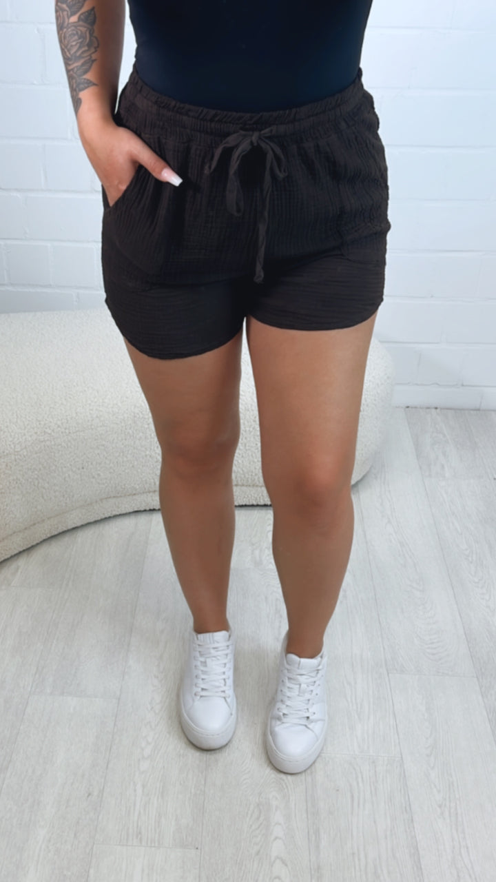 Musselin Shorts mit Taschen / dunkel braun Art. 10423
